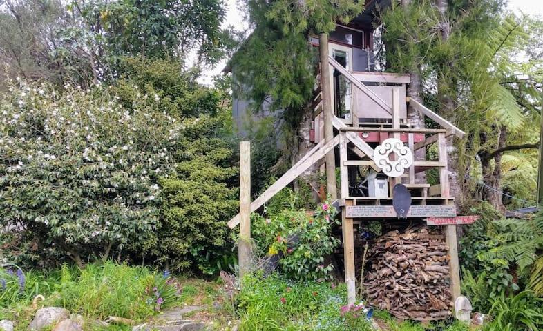 Отель The Treehut At The Rabbithole, Upper Hutt Akatarawa Экстерьер фото